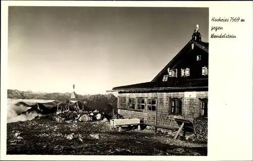 Ak Samerberg im Kreis Rosenheim Oberbayern, Hochries gegen Wendelstein, Hütte