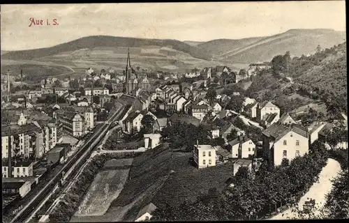 Ak Aue im Erzgebirge Sachsen, Totalansicht der Ortschaft, Kirche, Bahnschienen