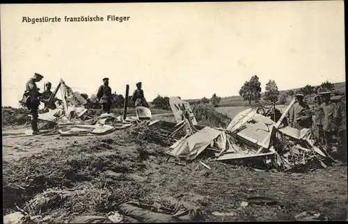 Ak Abgestürzte französische Flieger, deutsche Soldaten, I WK