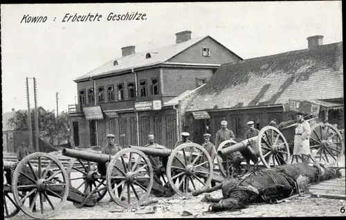 Ak Kaunas Kowno Kauen Litauen, Erbeutete Geschütze am Bahnhof, I. WK