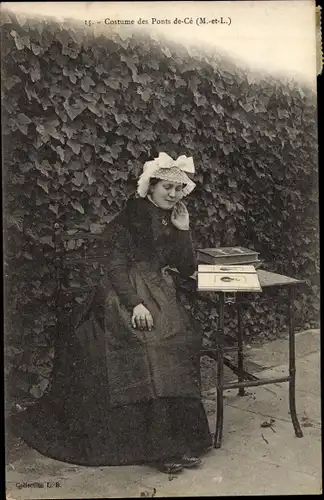 Ak Les Ponts de Cé Maine et Loire, Costume, Frau in französischer Tracht beim Lesen