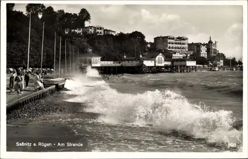 Ak Sassnitz auf der Insel Rügen, Partie am Strande, hoher Wellengang