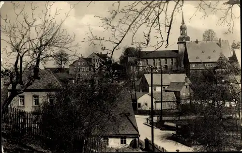 Ak Königshain Wiederau in Sachsen, Teilansicht des Ortes, Straßenpartie mit Blick zur Kirche