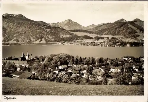 Ak Tegernsee in Oberbayern, Blick auf den Ort, Im Hintergrund Berge