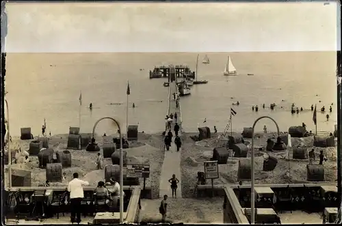 Foto Ak Timmendorfer Strand, Ostseebad, Blick auf Strand und Seebrücke