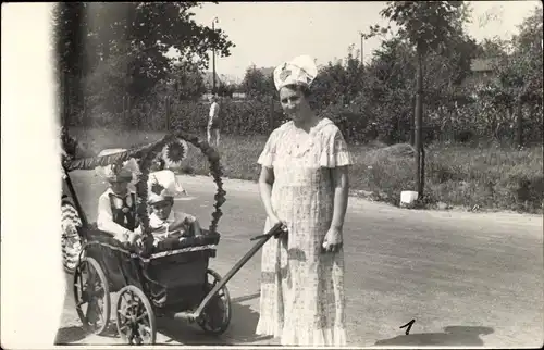 Foto Ak Frau zieht Kinder in einem Handkarren, Festumzug