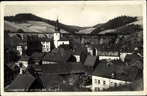 Ak Ludwigsstadt in Oberfranken, Ortschaft und Umgebung, Viadukt, Kirche