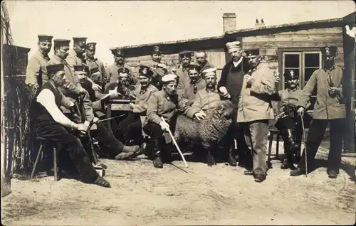Foto Ak Soldaten in Uniformen vor ihrem Quartier, Kartenspiel, Schaf, Pfeifen