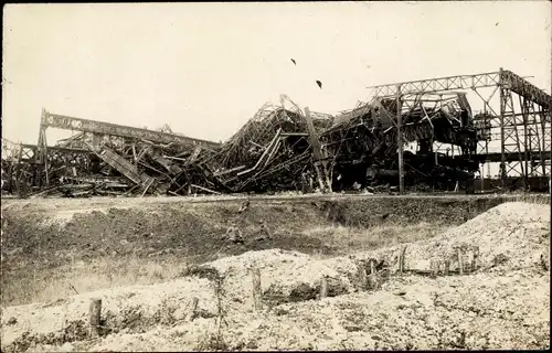 Foto Ak Frankreich, Kriegsschauplatz I. WK, zerstörte Fabrikanlagen