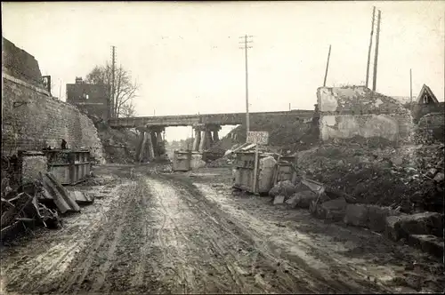 Foto Ak Frankreich, Kriegsschauplatz I. WK, zerstörte Straßenpartie