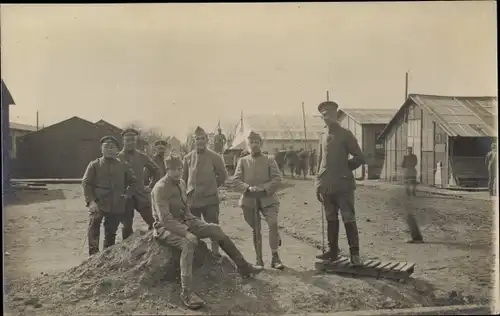 Foto Ak Deutsche Soldaten in Uniform in Gugny, Baracken, I. WK