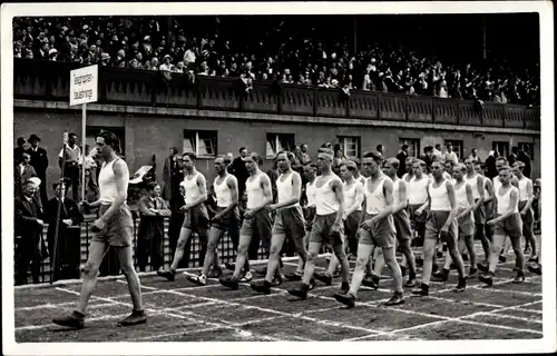 Foto Ak Leichtathleten in einem Stadion, Zuschauer