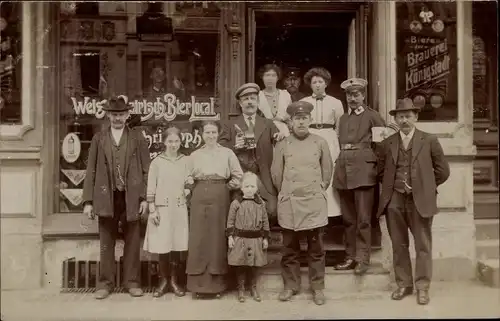 Foto Ak Berlin Schöneberg, Bierlokal, Gäste, Eingang, Soldaten, Sanitäter, Bier