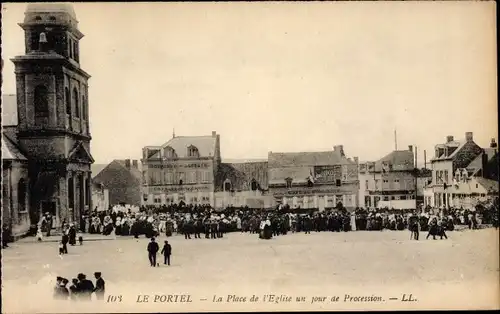 Ak Le Portel Pas de Calais, La Place de l'Eglise un pour de Procession