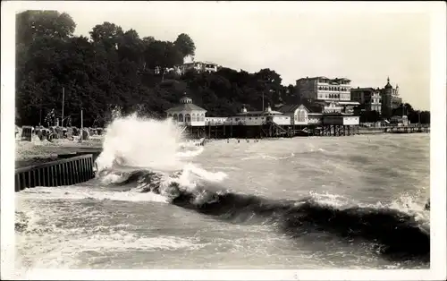 Foto Ak Sassnitz auf Rügen, Wellenschlag am Badestrand