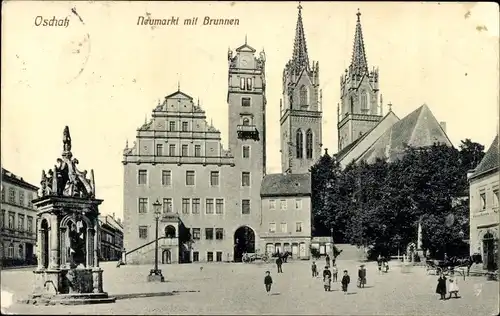 Ak Oschatz in Nordsachsen, Blick auf den Neumarkt mit Brunnen, Kirchturm