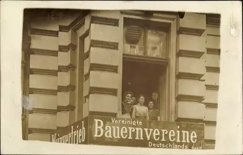 Foto Ak Berlin, Weinvertrieb, Vereinigte Bauernvereine Deutschlands GmbH, Frauen am Fenster