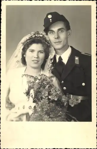 Foto Ak Soldat mit Braut, Hochzeit