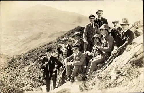 Foto Ak Lourdes Hautes Pyrénées, Gruppenbild, Wanderung