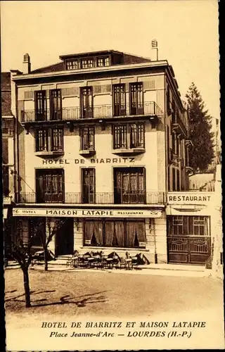 Ak Lourdes Hautes Pyrénées, Hotel de Biarritz et Maison Latapie, Place Jeanne d'Arc