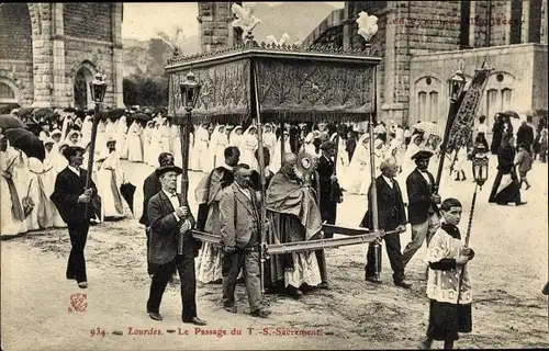 Ak Lourdes Hautes Pyrénées, Le Passage du T.S. Sacrement