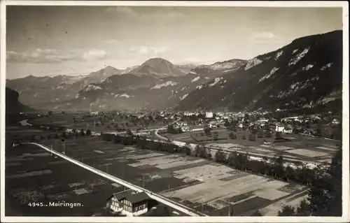 Ak Meiringen Kanton Bern Schweiz, Blick auf den Ort, Gebirge