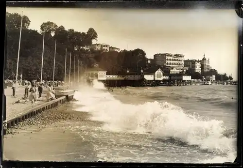 Foto Ak Sassnitz auf Rügen, Brandung am Strand