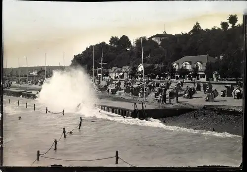 Foto Ak Sassnitz auf der Insel Rügen, Brandung am Strande