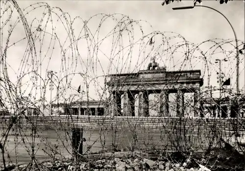 Ak Berlin Tiergarten, Brandenburger Tor hinter Mauer und Stacheldraht