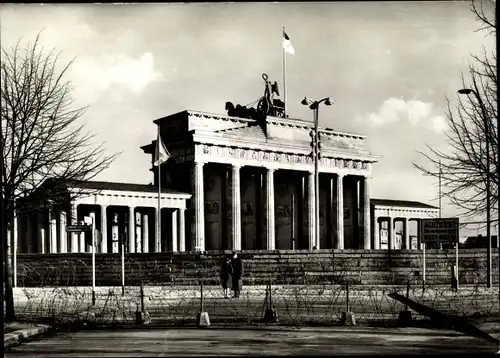 Ak Berlin Tiergarten, Brandenburger Tor hinter Mauer und Stacheldraht