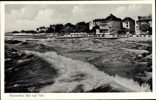 Ak Wyk auf Föhr in Nordfriesland, Blick übers Wasser zum Strand