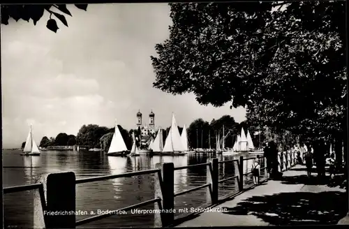 Ak Friedrichshafen am Bodensee, Uferpromenade mit Schlosskirche, Segelboote