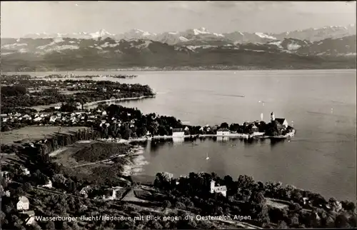 Ak Wasserburg am Bodensee Schwaben, Fliegeraufnahme vom Ort mit Österreichische Alpen