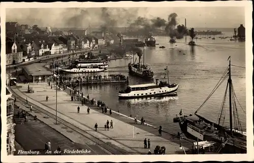 Ak Flensburg in Schleswig Holstein, Dampfer an der Fördebrücke