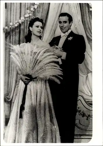 Foto Ak Filmszene, Schauspieler Johannes Heesters, Junge Frau im Abendkleid, Fächer mit Federn