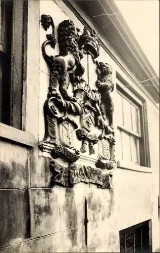 Ak Medemblik Nordholland Niederlande, Wappen Relief an der Hauswand