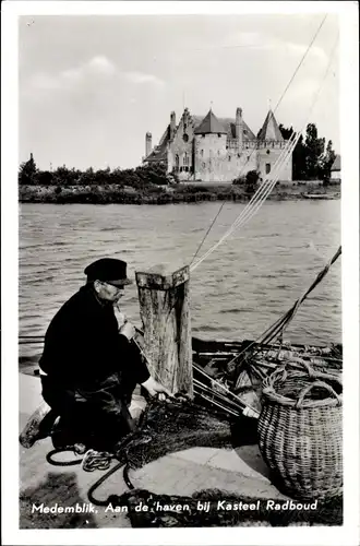 Ak Medemblik Nordholland Niederlande, Aan de haven bij Kasteel Radboud