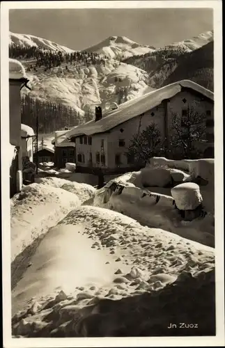 Ak Zuoz Kanton Graubünden, Teilansicht der Ortschaft im Winter