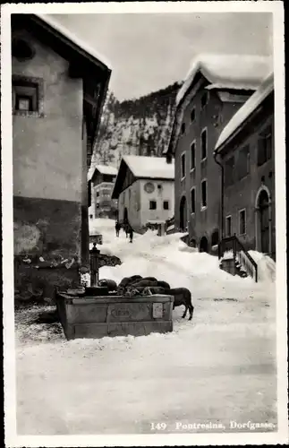 Ak Pontresina Kanton Graubünden Schweiz, Dorfgasse, Brunnen, Winteransicht