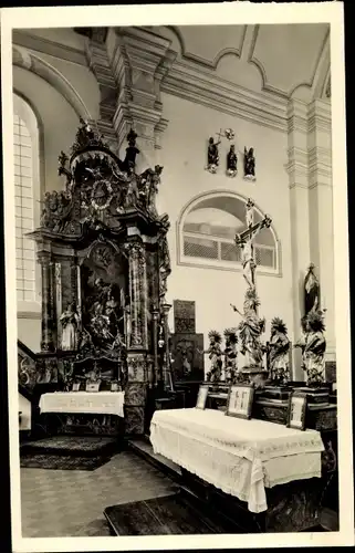 Ak Halfing Oberbayern, Kreuzaltar und linker Seitenaltar in der katholischen Pfarrkirche