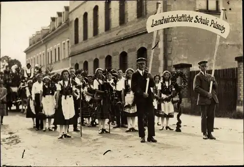 Foto Ak Pulsnitz Sachsen, Festzug der Landwirtschaftlichen Schule, Trachten