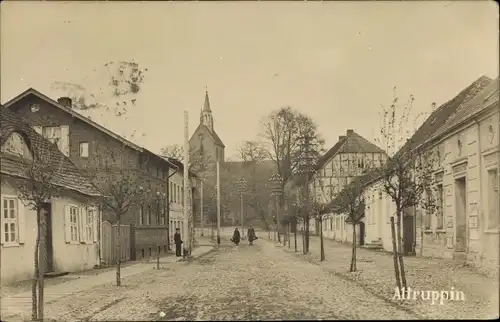 Foto Ak Altruppin Neuruppin in Brandenburg, Straßenpartie, Kirche