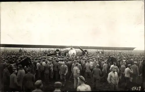 Foto Ak Flugzeug, Deutsche Soldaten, Kaiserreich, Menschenmenge