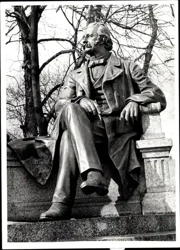 Foto Neuruppin in Brandenburg, Denkmal Theodor Fontane, 1969