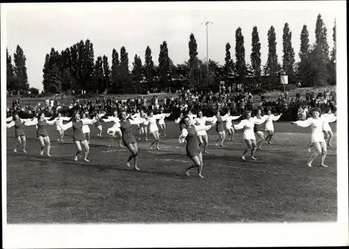 Foto Berlin Wilmersdorf, Turnfest, Frauen beim Massenturnen