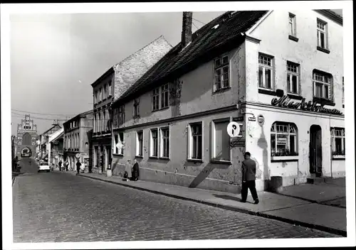 Foto Teterow in Mecklenburg, Wilhelm Pieck Straße, Rostocker Tor, 1975