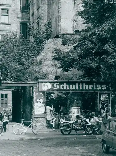 Foto Berlin, Nachkriegszeit, Schultheiss Ausschank vor Häuserruine, Motorrad, Fahrrad