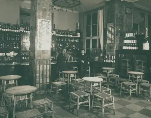 Foto Innenansicht eines Gasthauses, Tresen, Preisliste, Sektflaschen