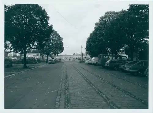 Foto Berlin, Straßenmotiv, geparkte Autos, Fernsehturm