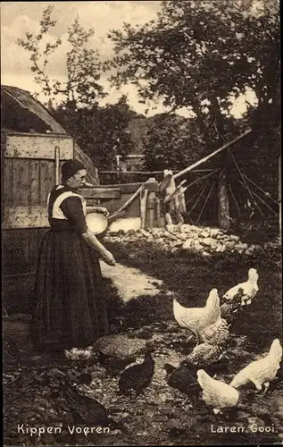 Ak Laren Nordholland Niederlande, Kippen Voeren, Bäuerin beim Hühner füttern